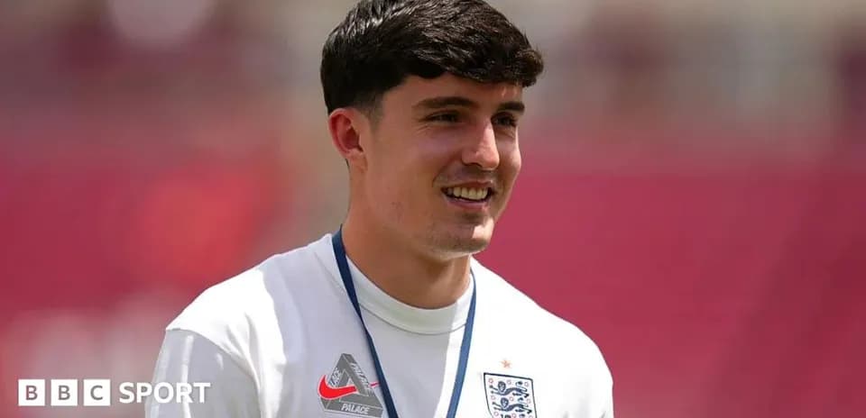 Jugador sonriente en campo de entrenamiento