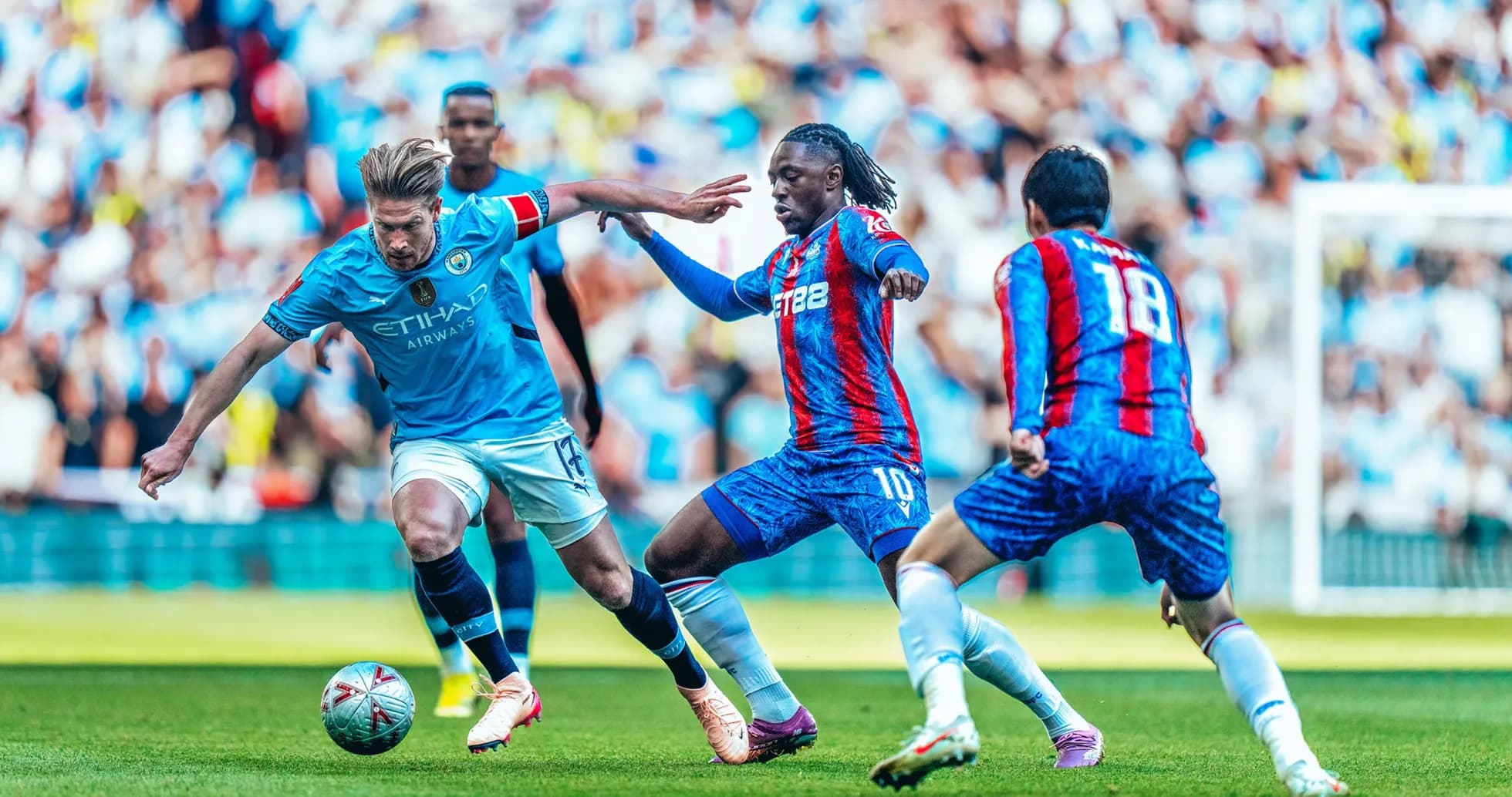 Jugador de Manchester City desafiando a adversario