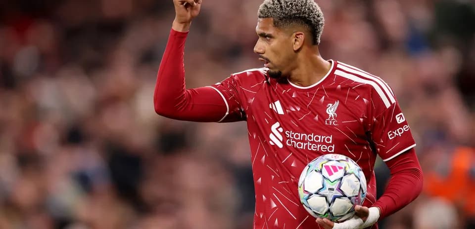 Jugador de Liverpool levantando la mano con balón