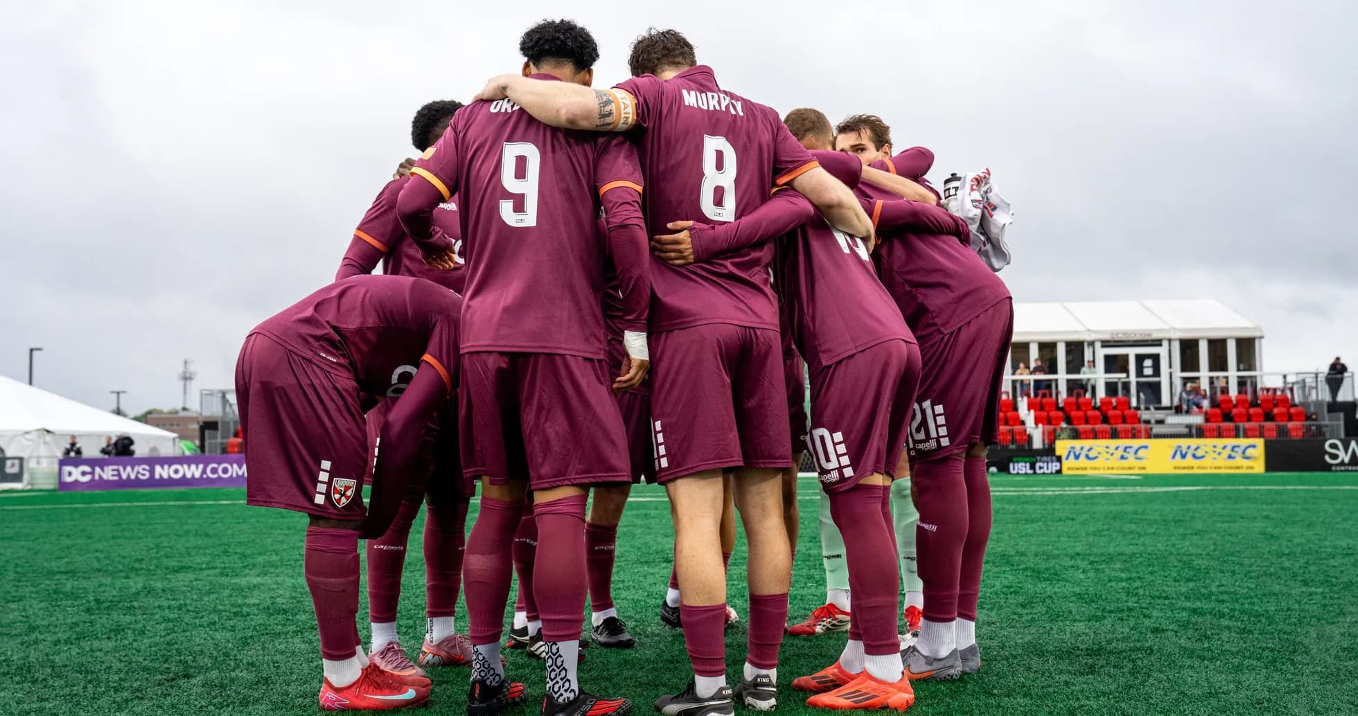 Jugadores de Loudoun United en círculo antes del partido
