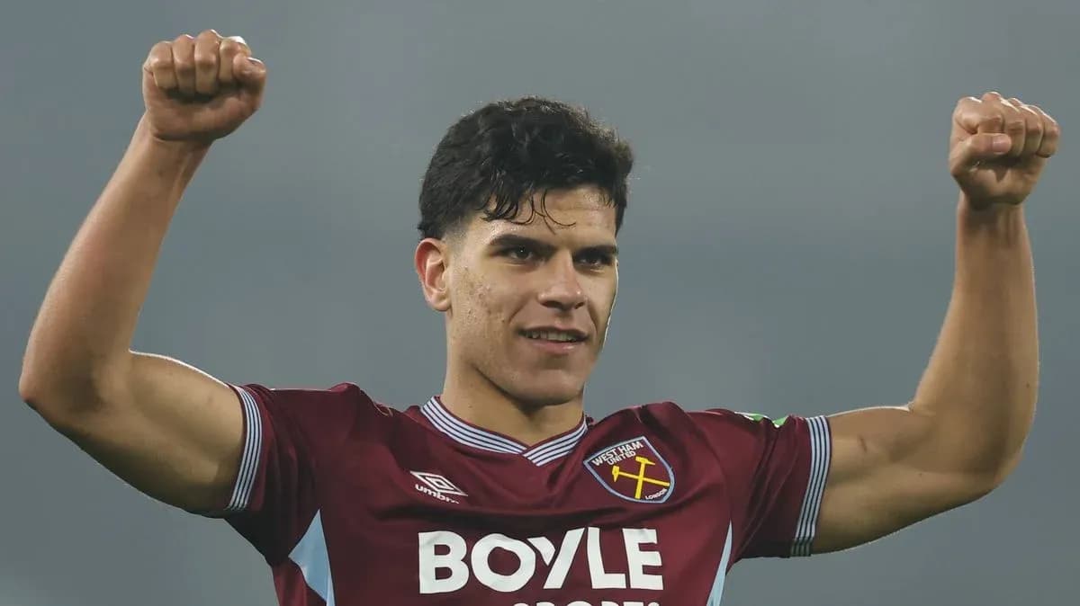 Jugador de West Ham levantando los brazos en celebración