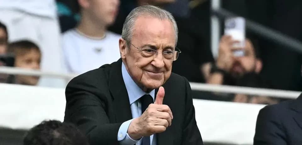 Hombre haciendo un gesto de aprobación en estadio