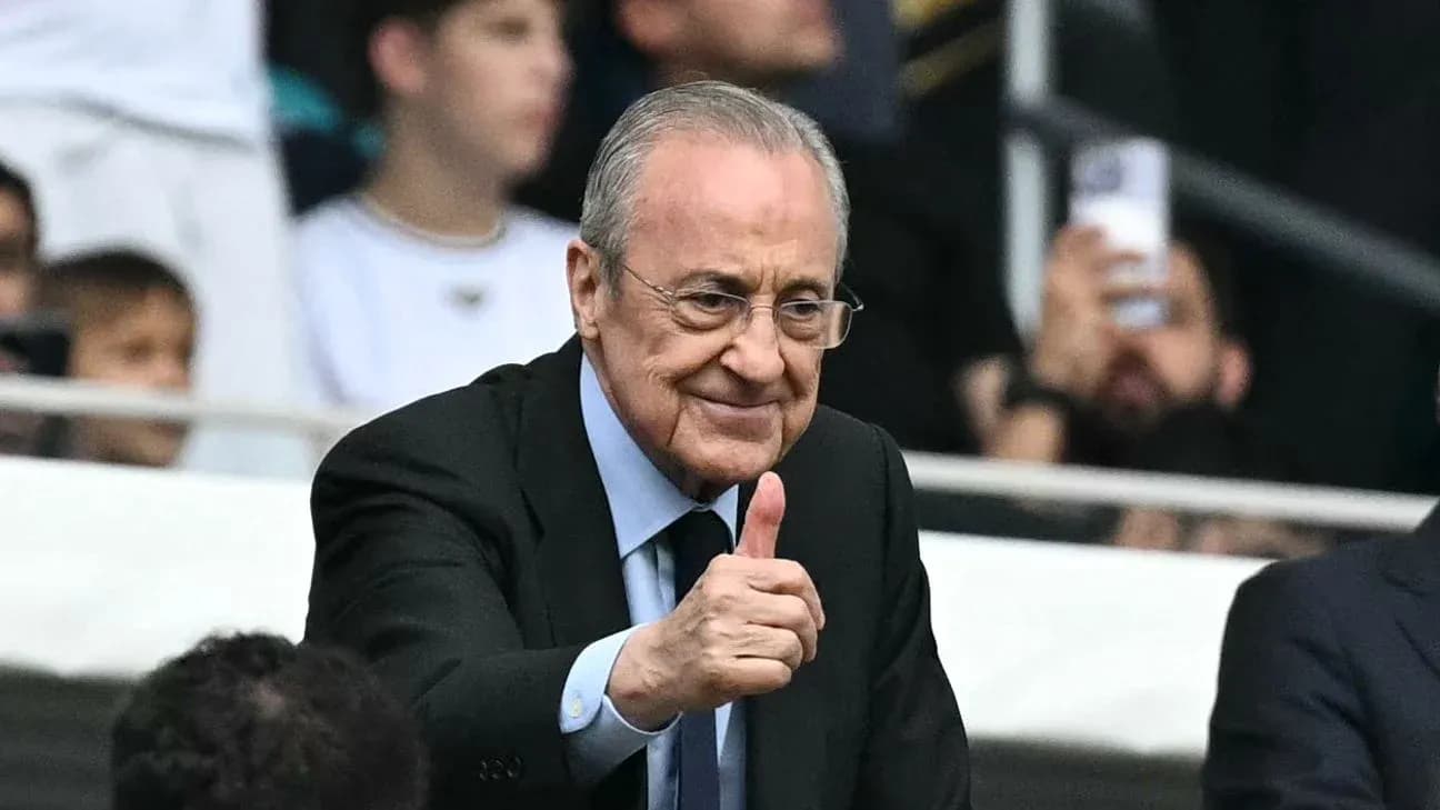 Hombre haciendo un gesto de aprobación en estadio