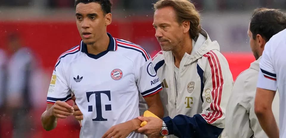 Jugador de Bayern Múnich recibiendo instrucciones del entrenador