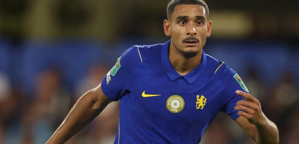 Jugador de Chelsea corriendo durante un partido