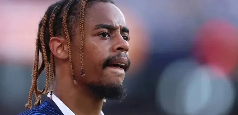 Jugador con trenzas en uniforme de fútbol