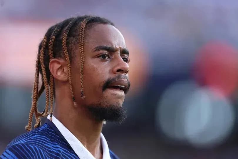 Jugador con trenzas en uniforme de fútbol