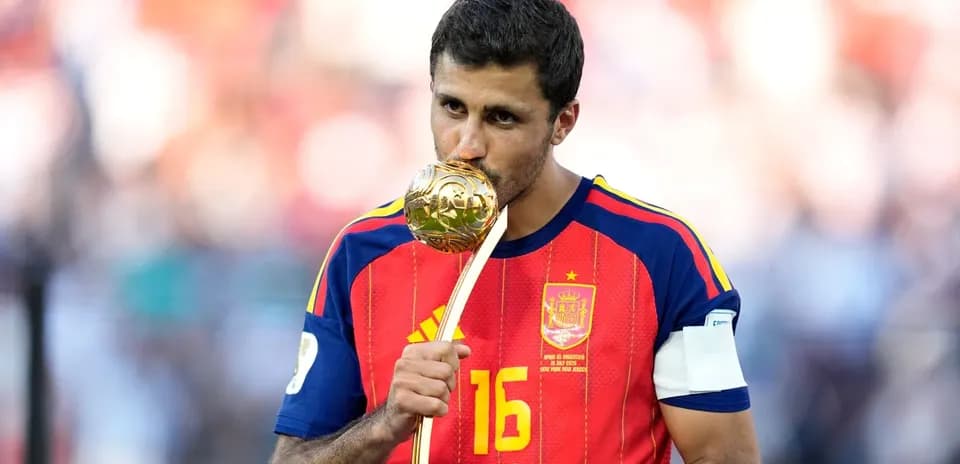 Jugador español besando el trofeo tras la victoria