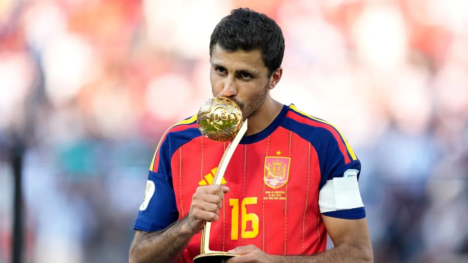 Jugador español besando el trofeo tras la victoria