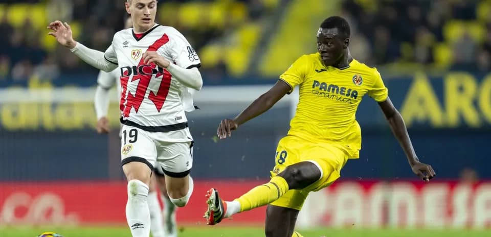 Jugador de Rayo Vallecano persiguiendo a un jugador de Villarreal