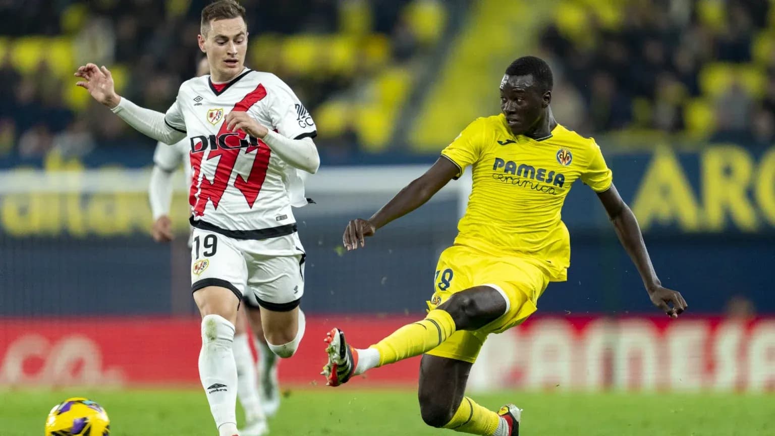 Jugador de Rayo Vallecano persiguiendo a un jugador de Villarreal