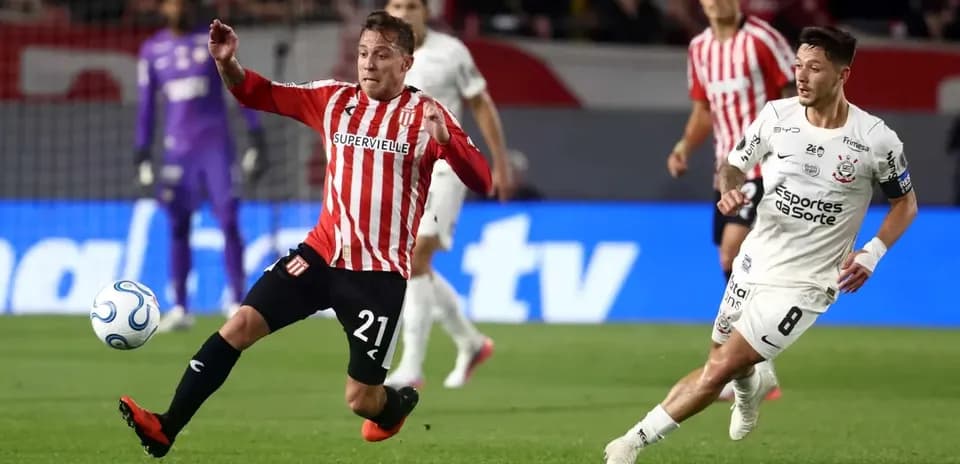 Jugador de Estudiantes L.P. en acción durante el partido