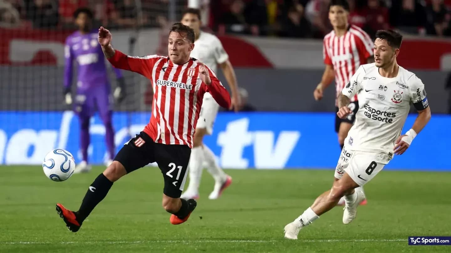 Jugador de Estudiantes L.P. en acción durante el partido