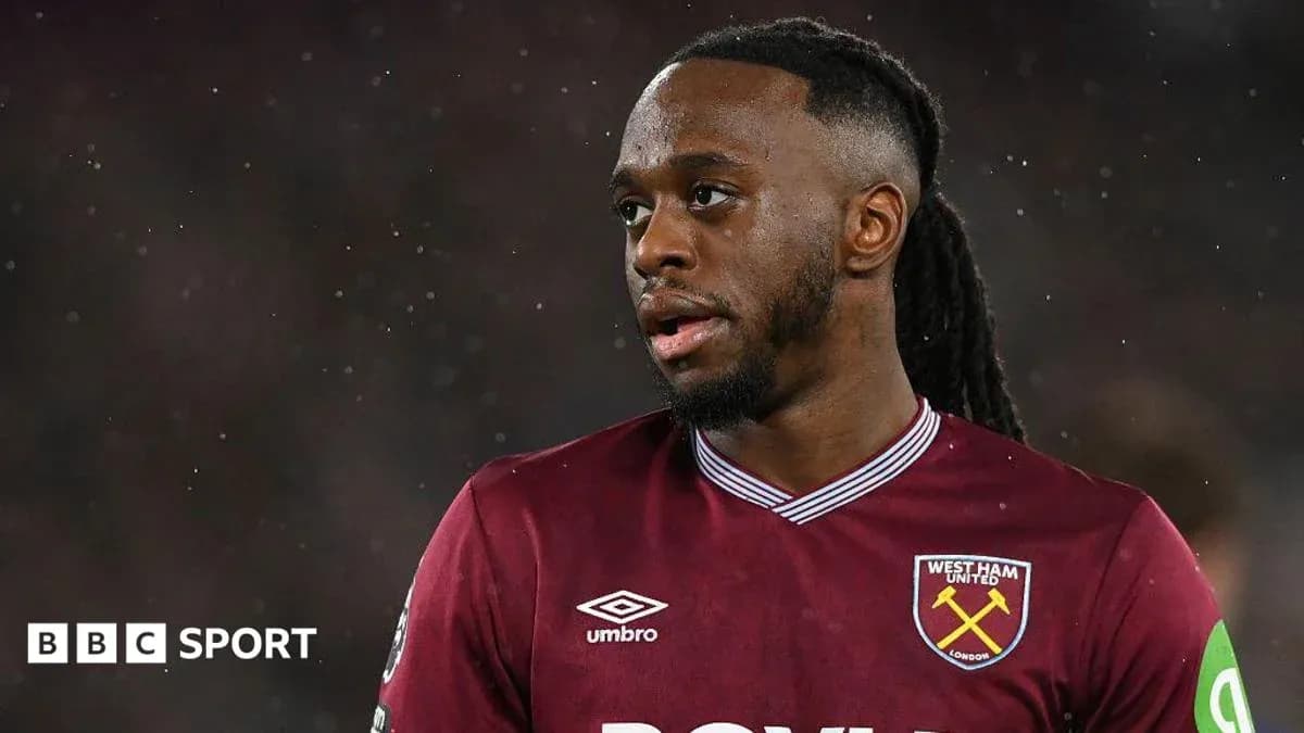 Jugador de West Ham United en acción durante partido