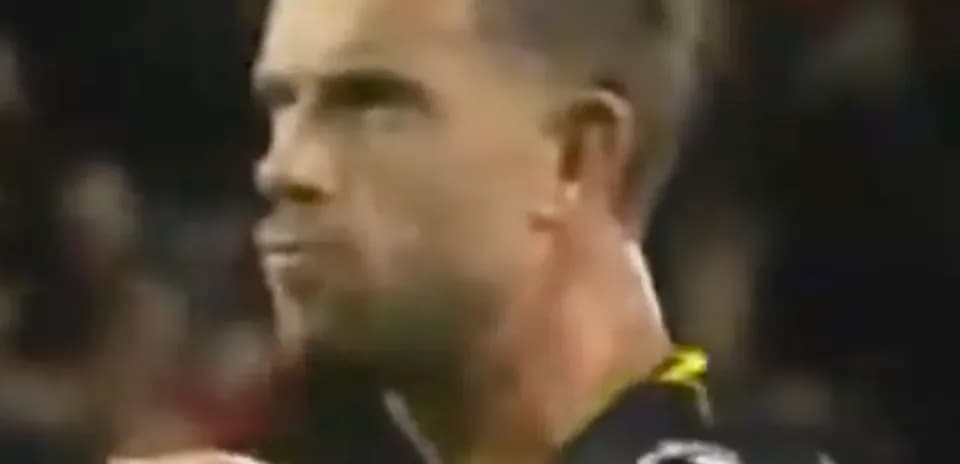 Jugador con expresión intensa durante el partido
