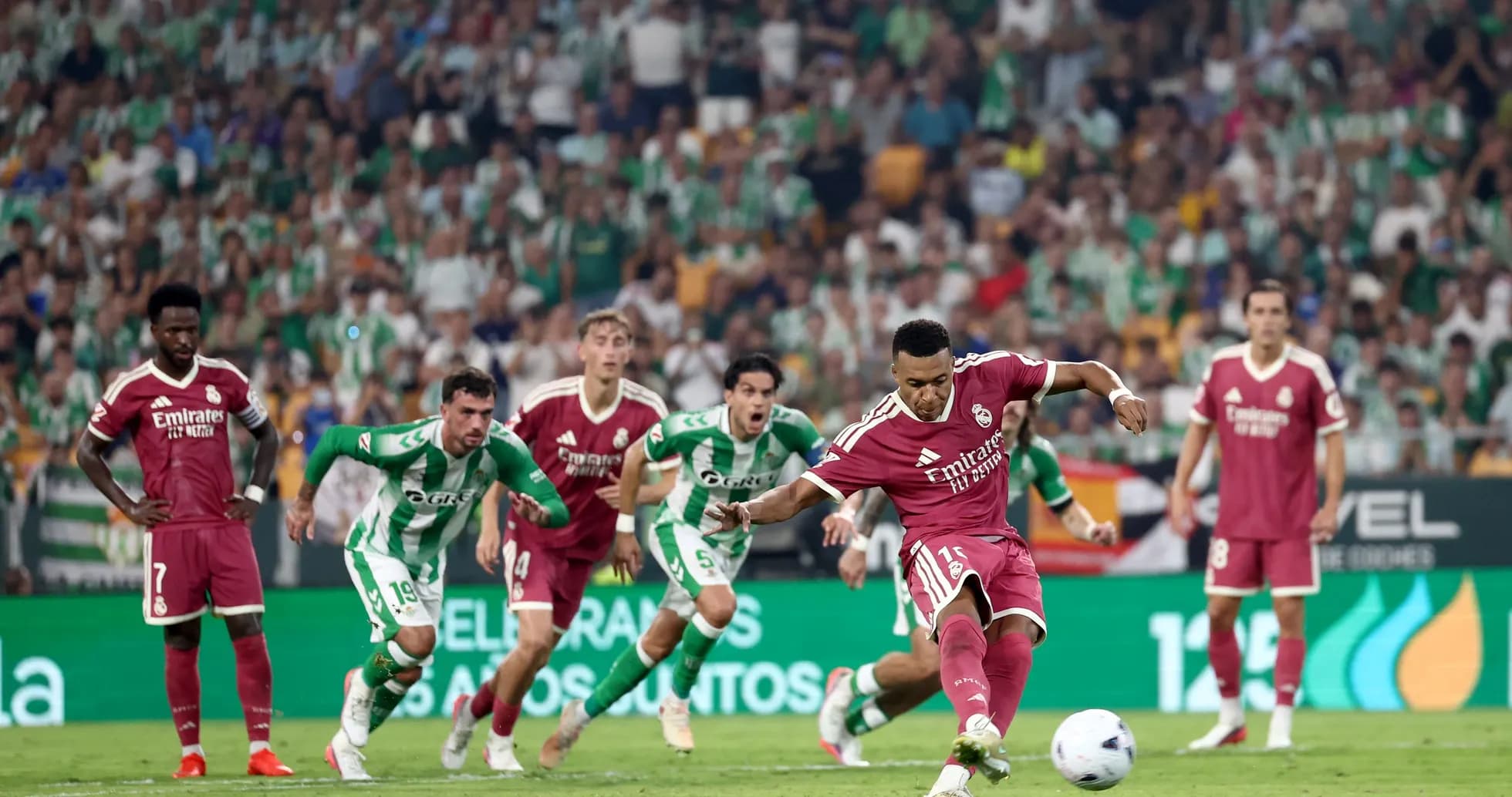 Jugador de Real Madrid ejecutando un penalti
