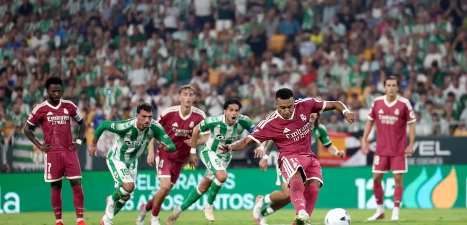 Jugador de Real Madrid ejecutando un penalti
