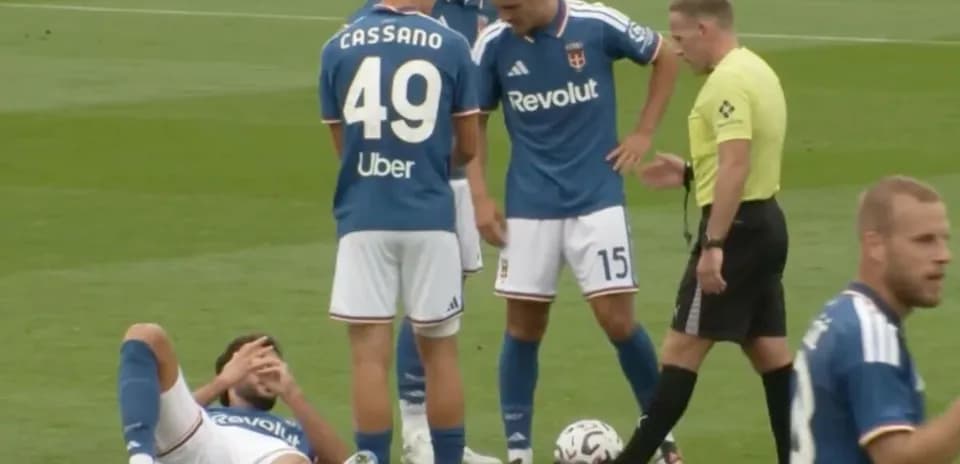 Jugador caído mientras árbitro atiende a los jugadores