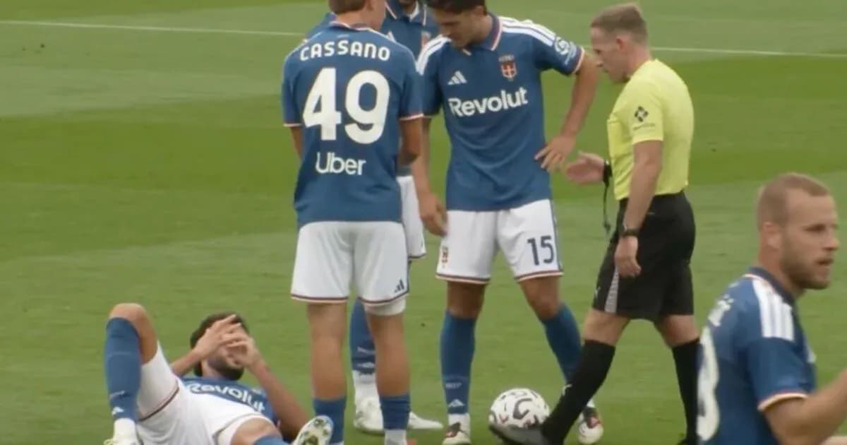 Jugador caído mientras árbitro atiende a los jugadores