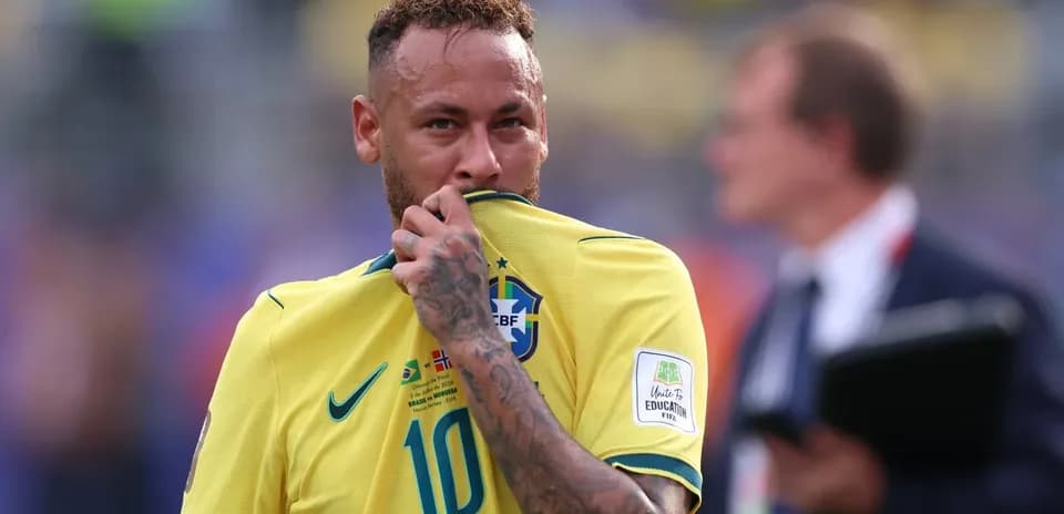 Jugador de Brasil con camiseta amarilla en el campo