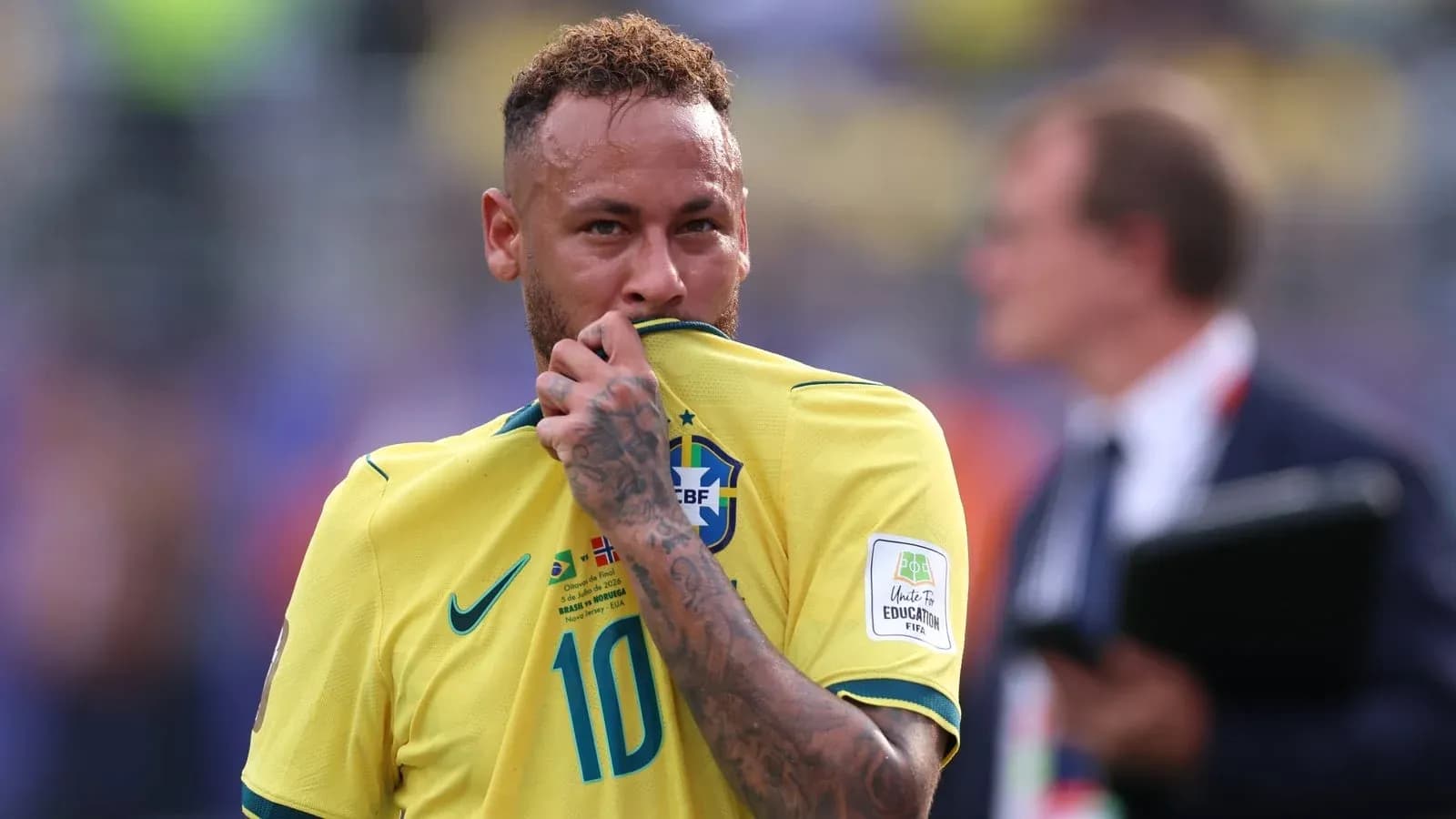 Jugador de Brasil con camiseta amarilla en el campo