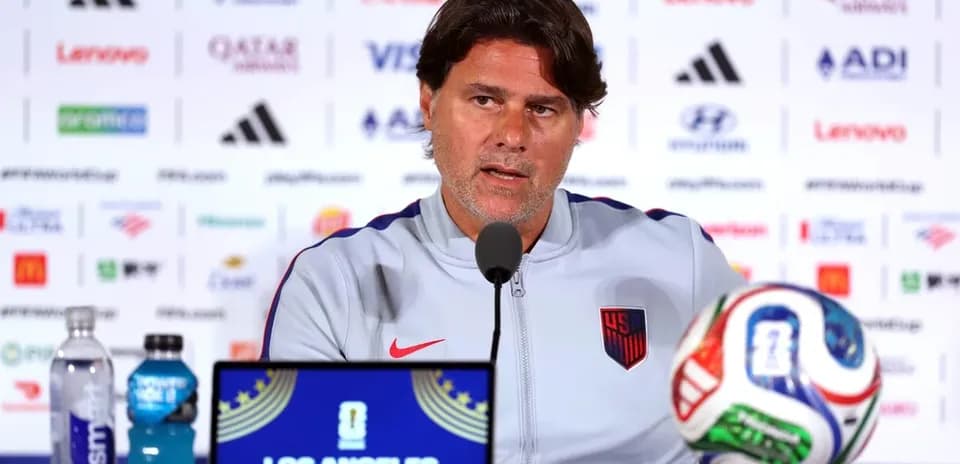 Entrenador en conferencia de prensa en Los Ángeles