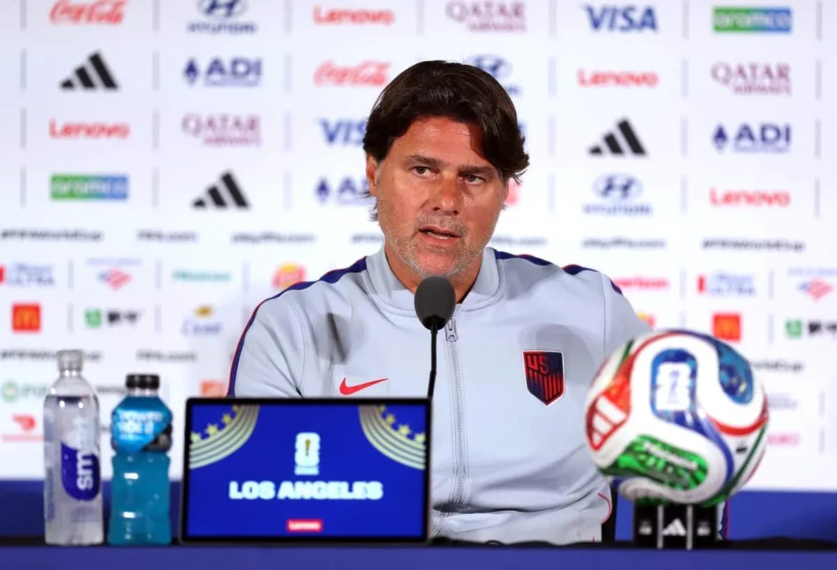 Entrenador en conferencia de prensa en Los Ángeles