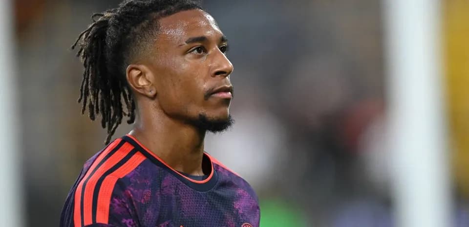 Jugador de fútbol con camiseta de Bayern Múnich en el campo