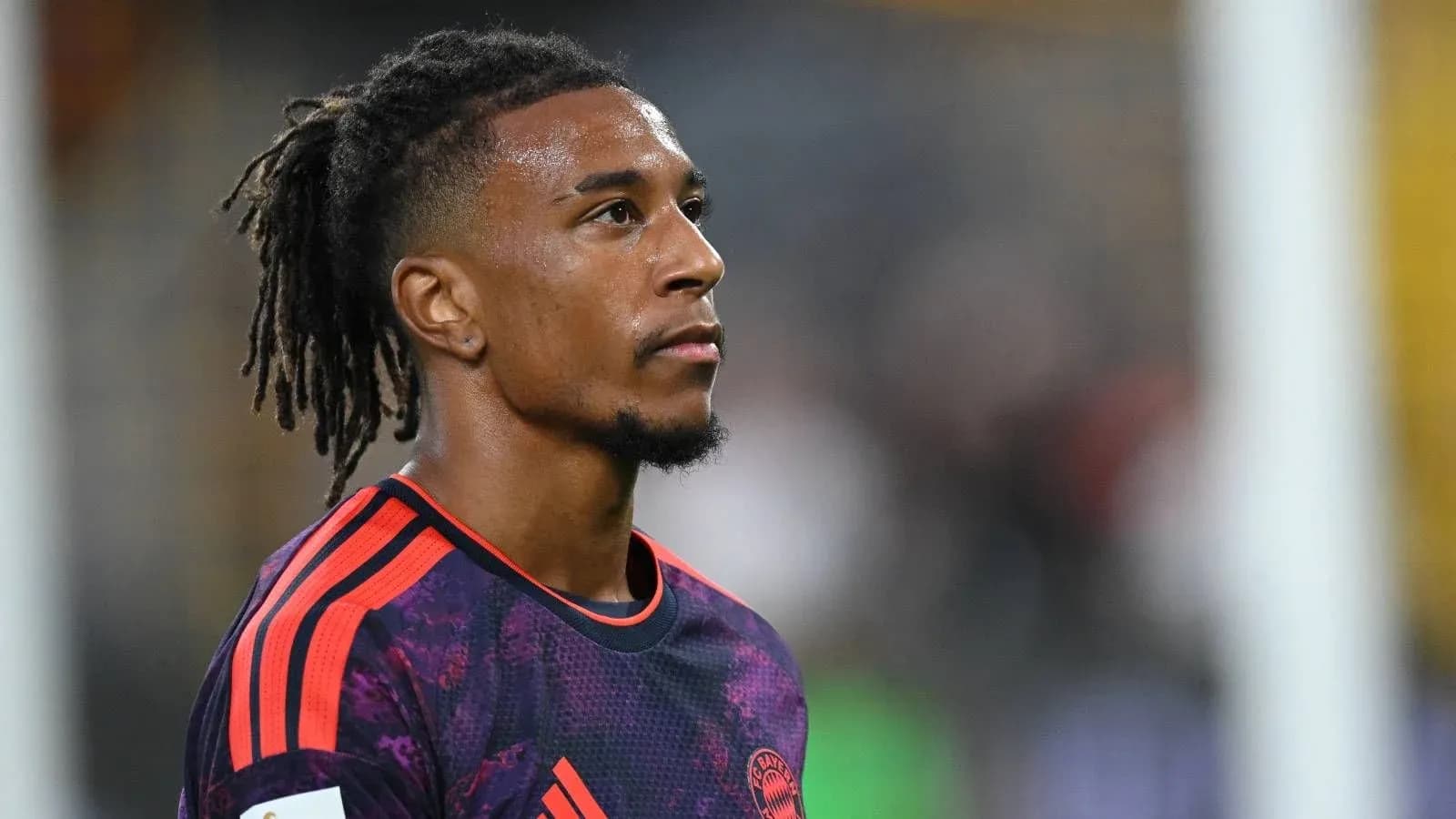 Jugador de fútbol con camiseta de Bayern Múnich en el campo