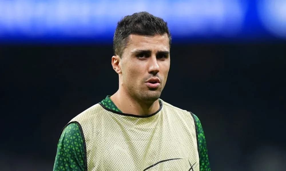 Jugador en calentamiento con camiseta de entrenamiento