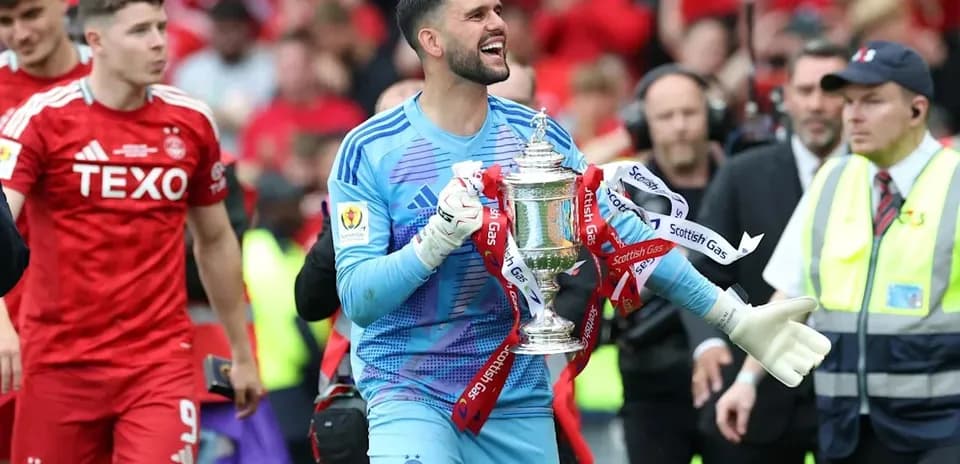 Portero sosteniendo el trofeo de la copa escocesa