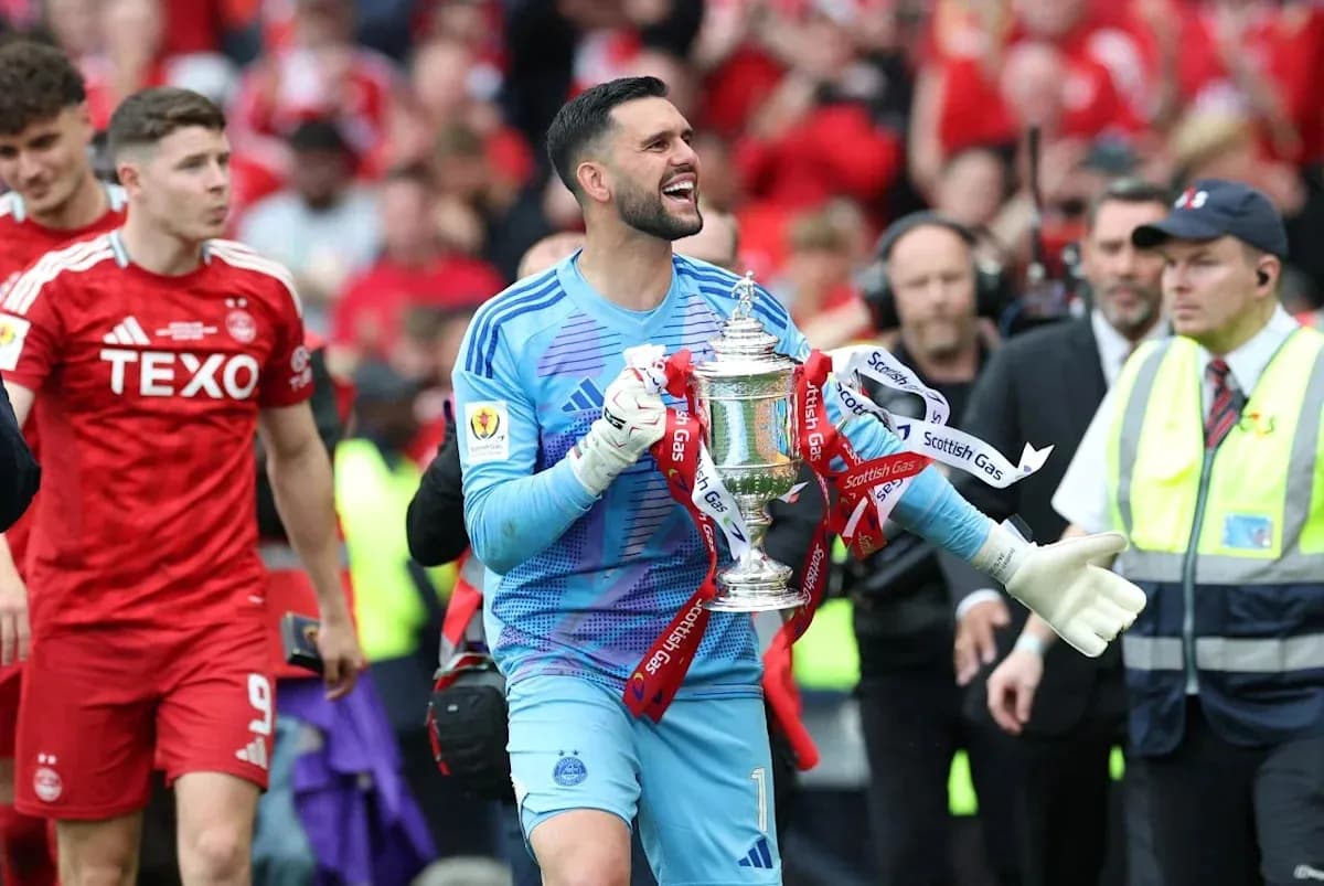 Portero sosteniendo el trofeo de la copa escocesa