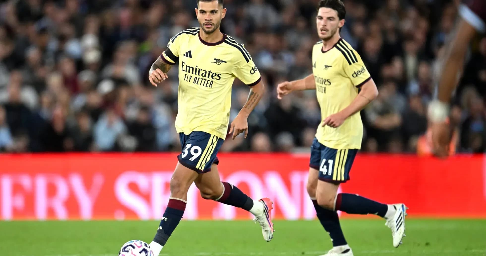 Jugadores de Arsenal corriendo durante un partido