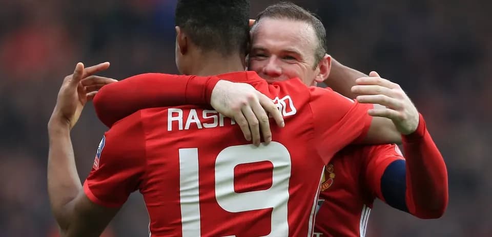 Jugadores de Manchester United abrazándose tras un gol