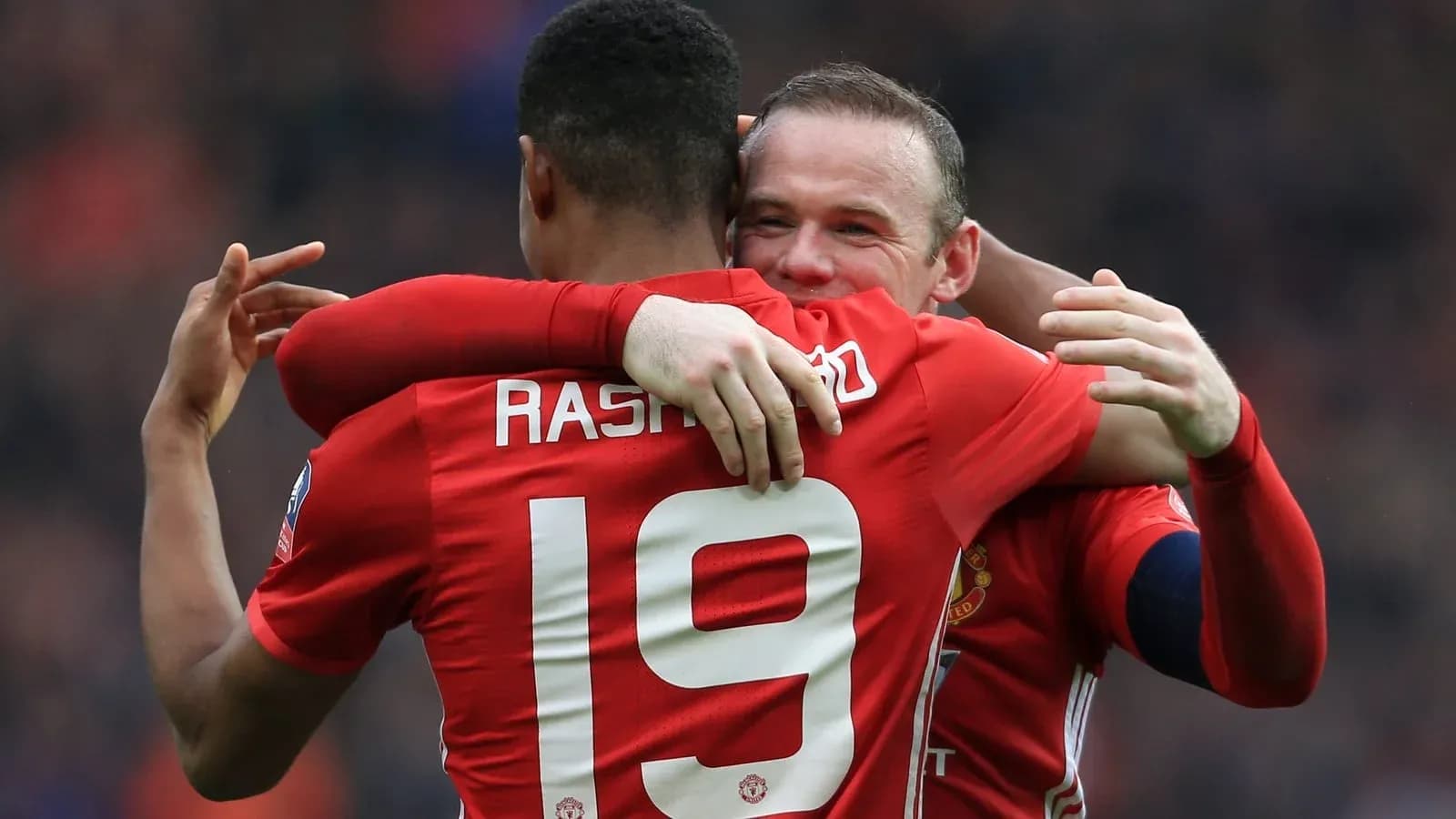 Jugadores de Manchester United abrazándose tras un gol