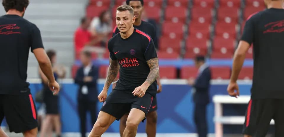 Jugador de PSG entrenando en la sesión previa al partido