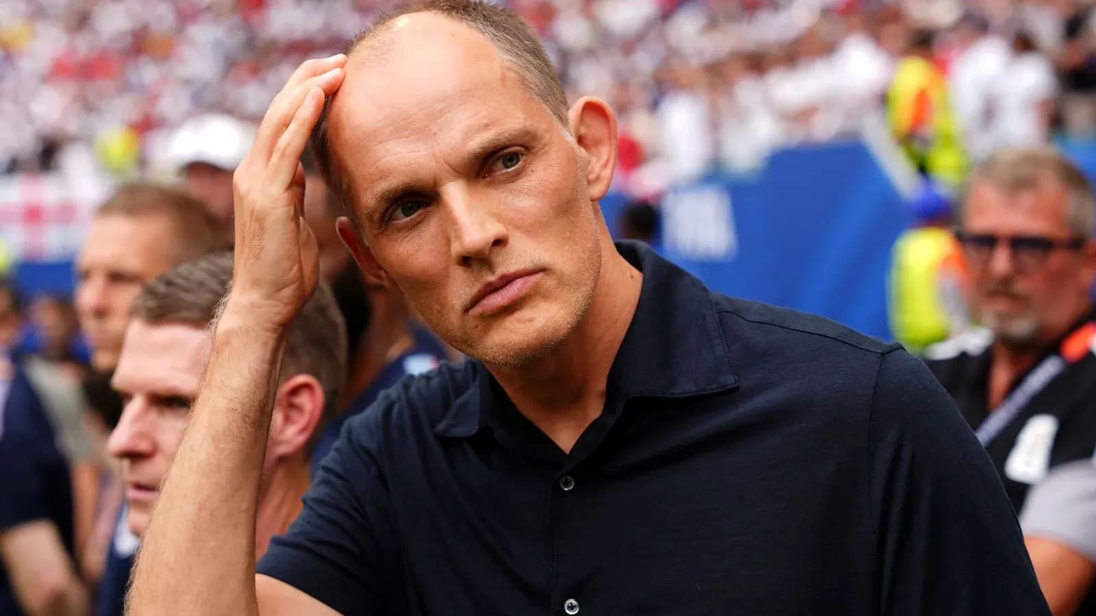 Entrenador observando el partido desde la línea lateral