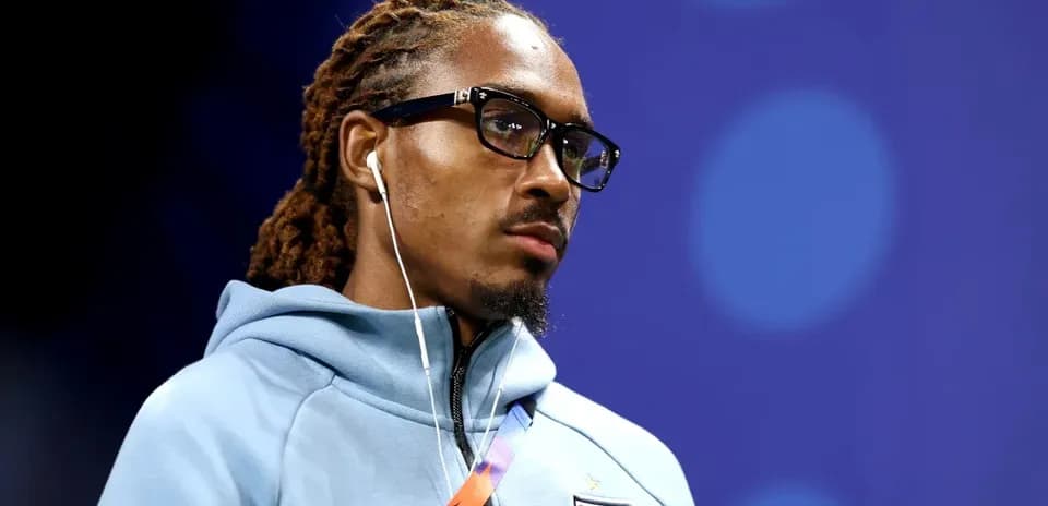 Jugador con auriculares en vestuario antes del partido