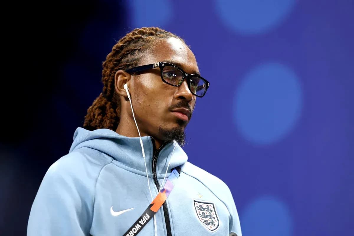 Jugador con auriculares en vestuario antes del partido