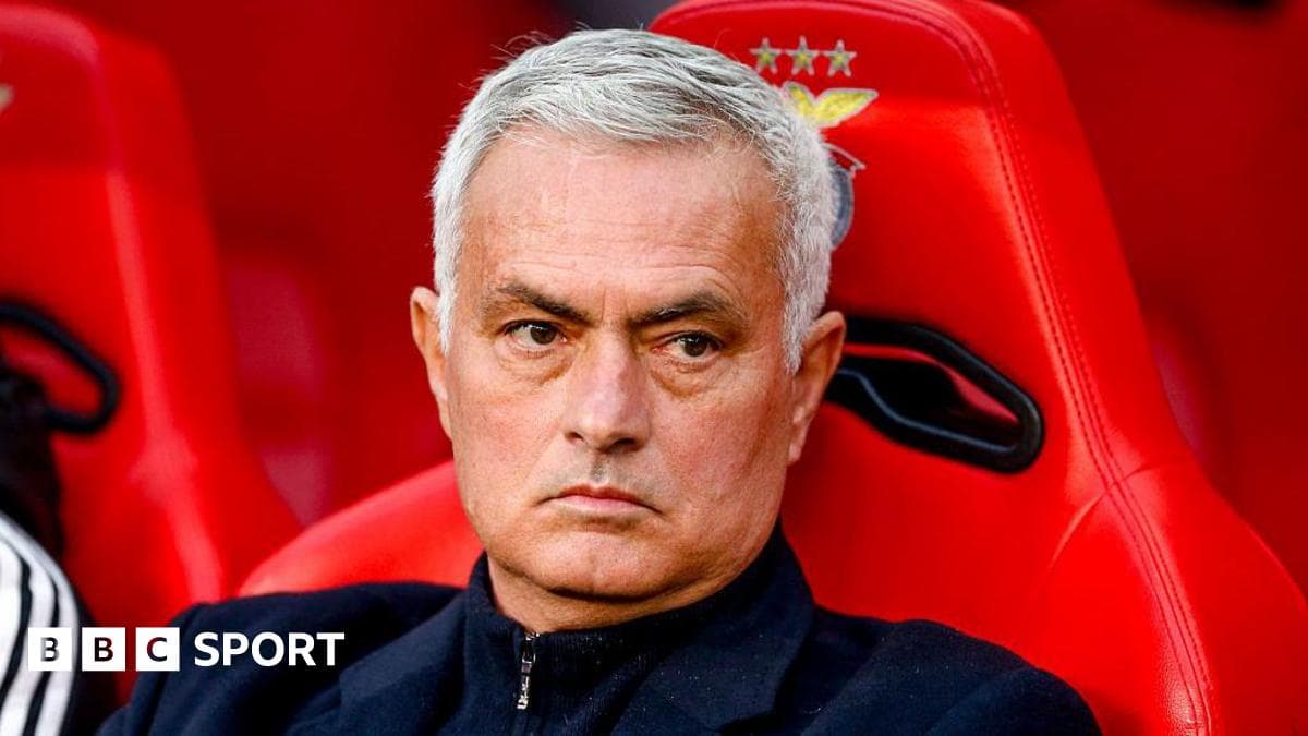 Entrenador sentado en el banquillo durante el partido
