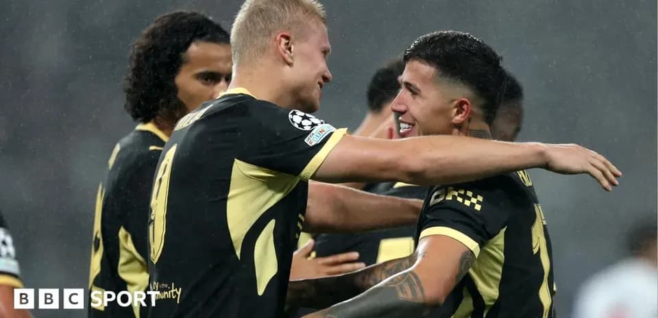 Jugadores abrazándose tras un gol en partido