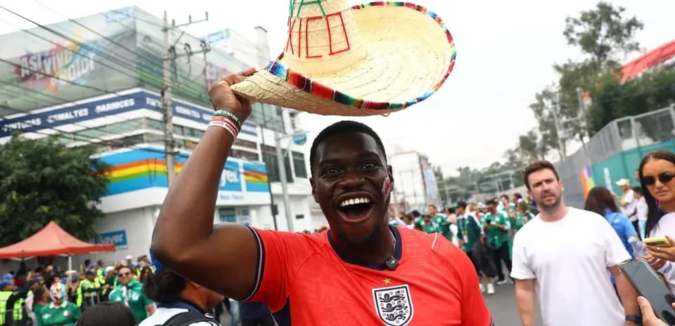 Aficionado con camiseta de Inglaterra y sombrero mexicano
