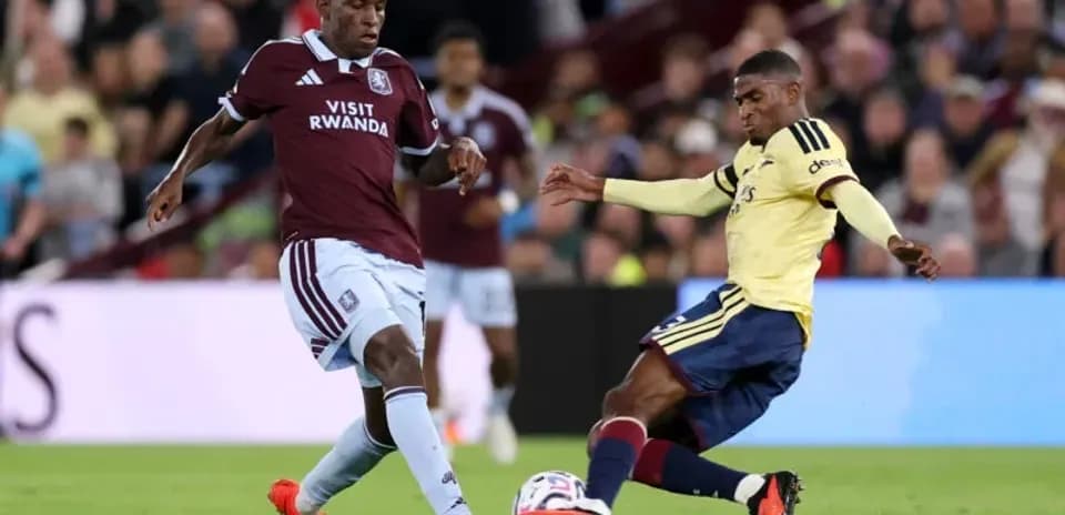 Jugadores de Aston Villa y Arsenal disputando el balón