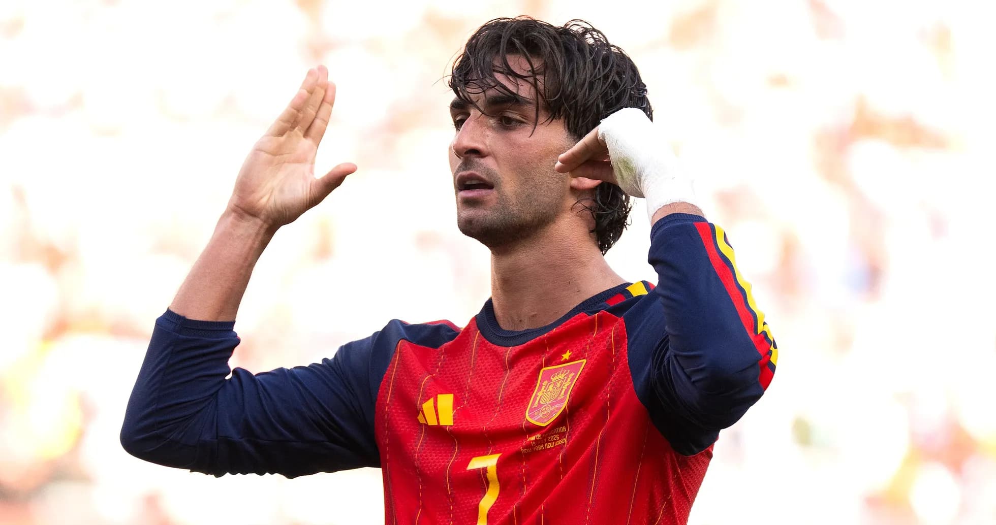 Jugador español señalando durante un partido