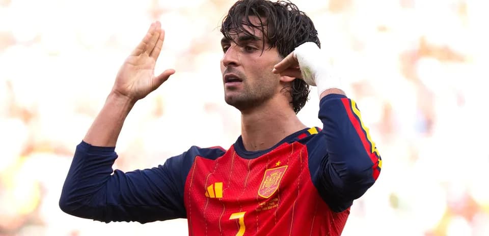 Jugador español señalando durante un partido