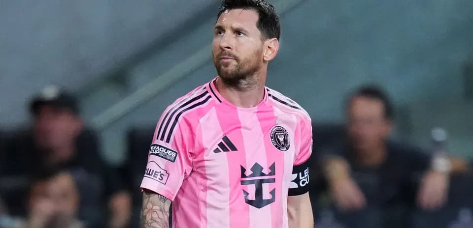 Jugador con camiseta rosa de Inter Miami en el campo