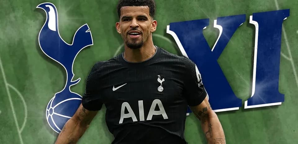 Jugador de Tottenham con uniforme negro en campo