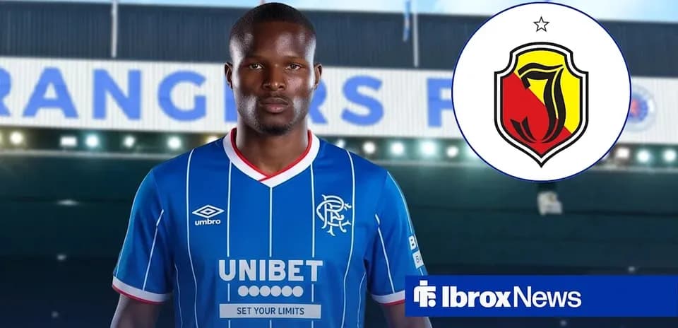 Jugador de Rangers posando con camiseta azul en Ibrox