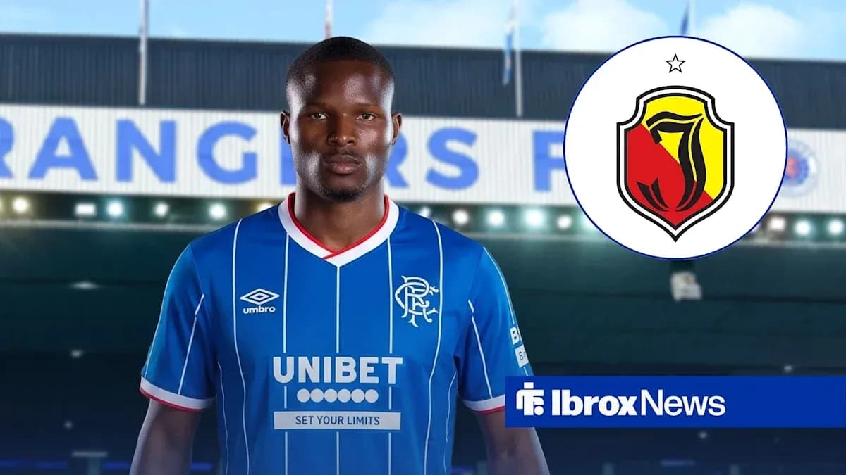 Jugador de Rangers posando con camiseta azul en Ibrox