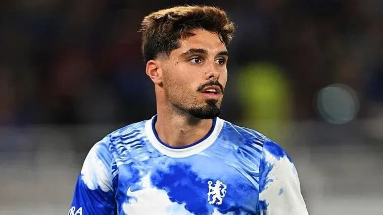 Jugador de Chelsea con camiseta de entrenamiento azul